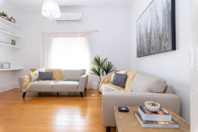 Charming 3-Bedroom Sandstone Haven with free wine